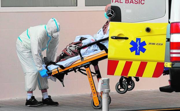 Los trabajadores sanitarios valencianos lideran las infecciones en España en la pandemia