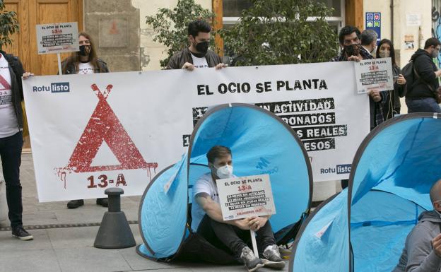 Dj's participan en el campamento de protesta de la vida nocturna en Valencia