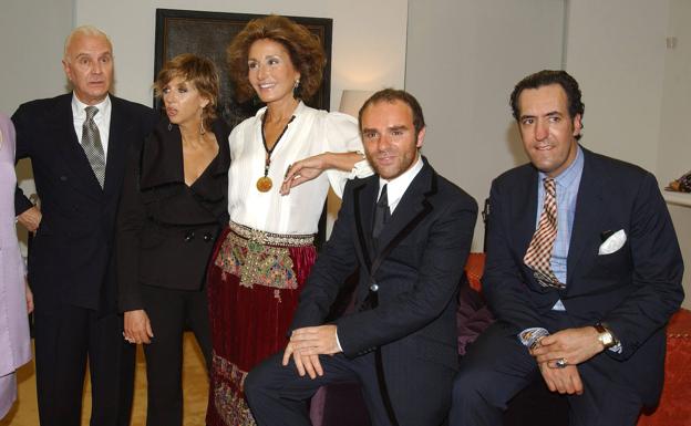 (De izquierda a derecha) Manolo Blahnik junto a María Reig, Naty Abascal y, a la izquierda del todo, Jaime de Marichalar. /Archivo