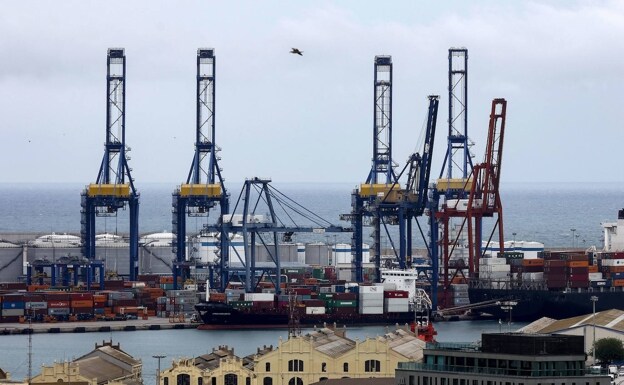 Los transportistas piden que cesen las trabas a la ampliación del puerto de Valencia