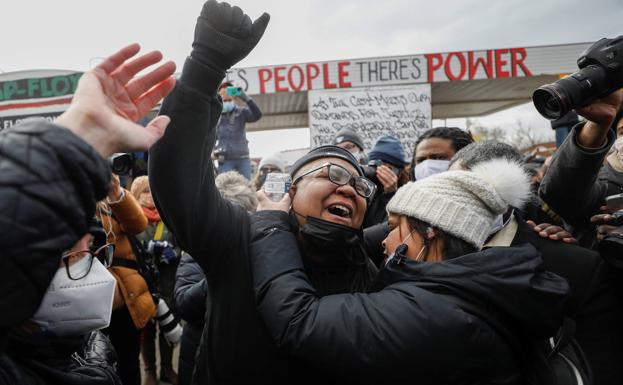 Alegría de los ciudadanos al conocer la sentencia del caso Floyd., precisamente en la plaza dedicada a la víctima en la ciudad de Minneapolis./foto: Reuters | vídeo: atlas