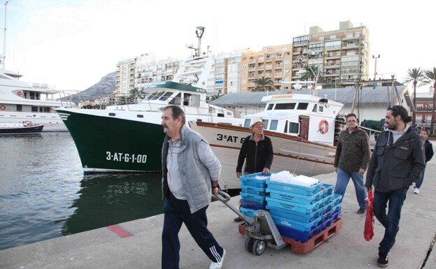 Pescadores de la Cofradía de Dénia tras una jornada de trabajo.