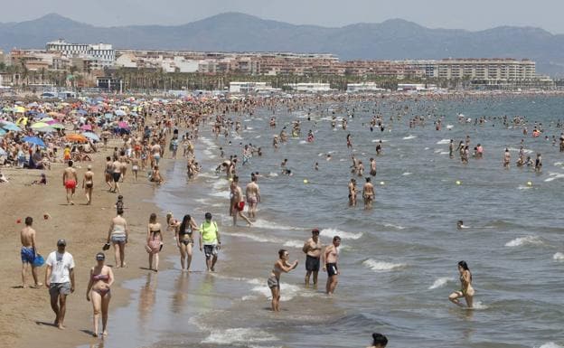 Playa de la Malvarrosa, este sábado. 