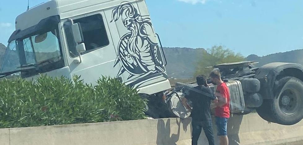 Accidente A-7 | El accidente de un camión causa cinco kilómetros de retencione en el by-pass - Vimarsana News