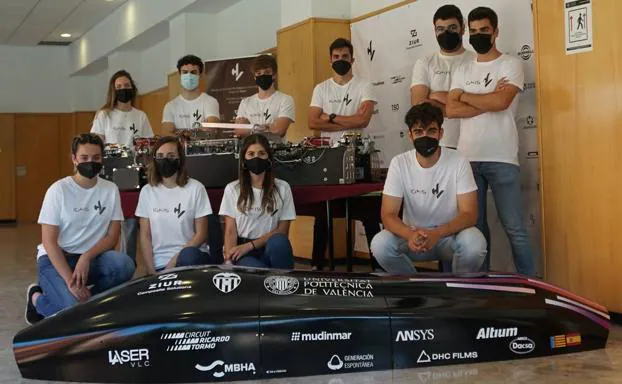 El equipo Hyperloop UPV posa con el prototipo. /UPV