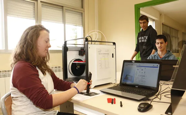 Una alumna de FP trabajando en el taller con modelados industriales. /Jesús Andrade