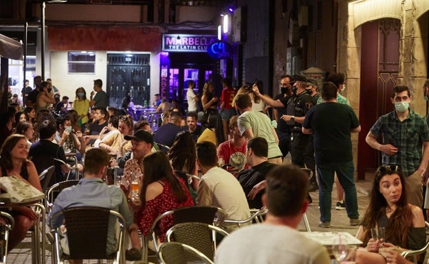 Clientes en terrazas en Valencia. /Iván Arlandis