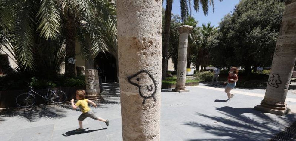 Jardín del Antiguo Hospital de Valencia | Las columnas y mobiliario del jardín del Antiguo Hospital se llenan de grafitis - Vimarsana News