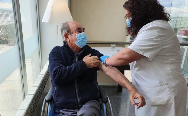 ¿Quién recibirá la tercera dosis de la vacuna Covid en la comunidad?