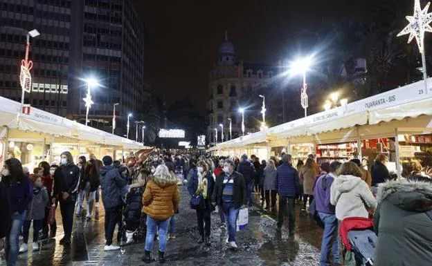 Ambiente comercial y navideño en las tiendas y en el mercado de la Plaza del Ayuntamiento y en el centro de Valencia. 