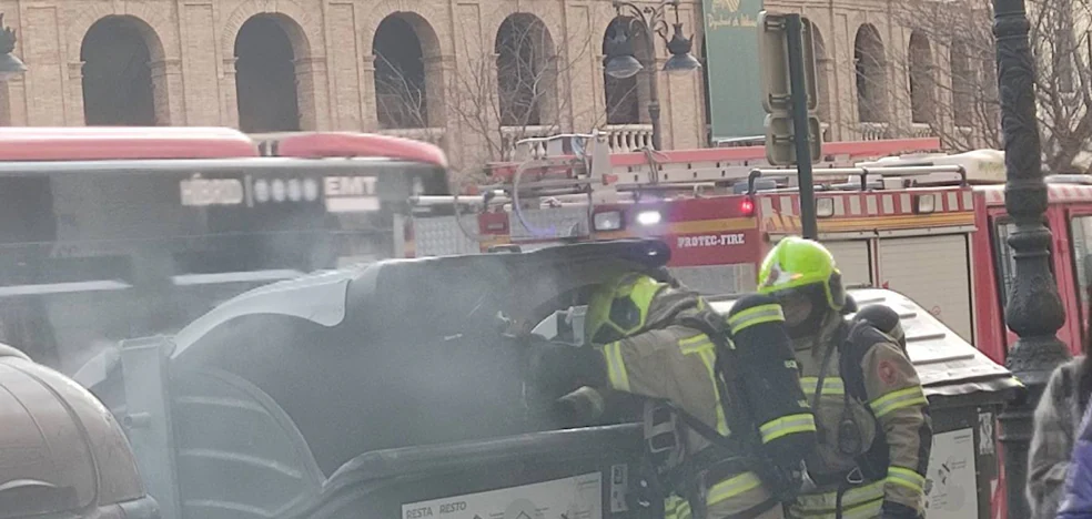 Arden tres contenedores en calles de Valencia