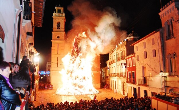 Canals se queda un año más sin ver quemar su hoguera de récord por Sant Antoni. /LP