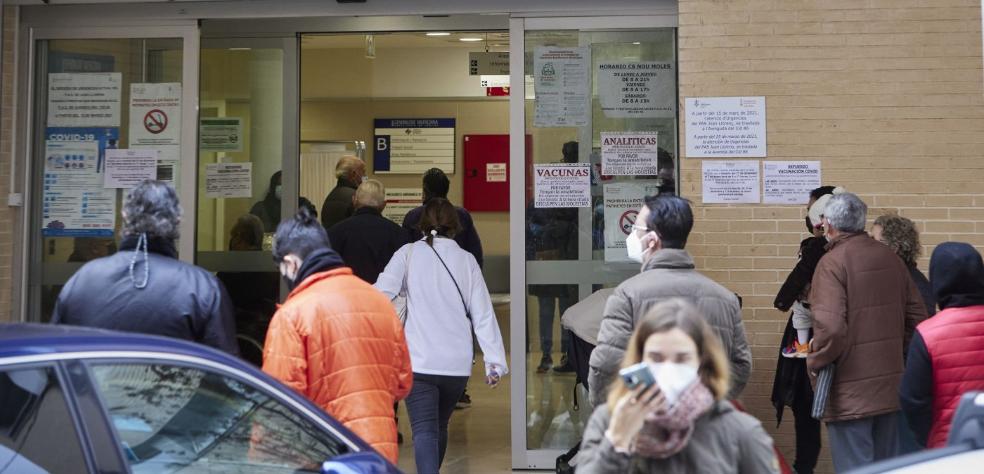 las colas  Tiempos de espera y colas en las puertas del centro de salud Nou Moles de Valencia.  El personal médico está desbordado. / Iván arlandis