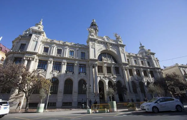 Fachada de la sede de Correos en el centro de Valencia, en una imagen tomada esta mañana de miércoles. 