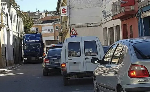 Tráfico en Pedralba.  /lp