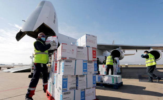 Operadores descargan material médico de un avión que aterrizó en Manises en abril de 2020.  /efe