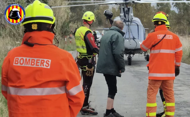 El hombre rescatado en Sagunto por el equipo de rescate en altura de la Generalitat y un helicóptero.  /CPB