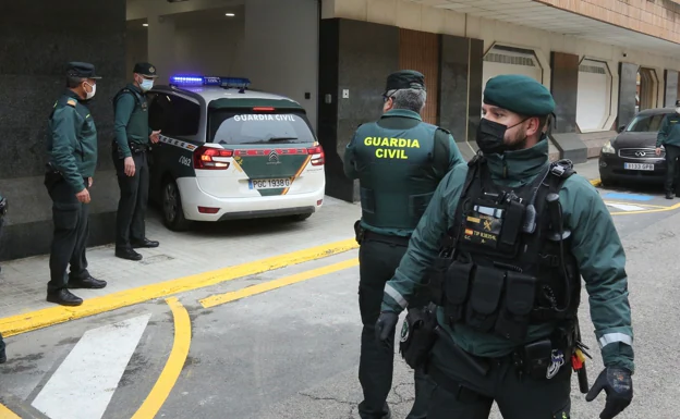 El presunto parricidio en el vehículo policial a su llegada al juzgado este miércoles./ Damián Torres