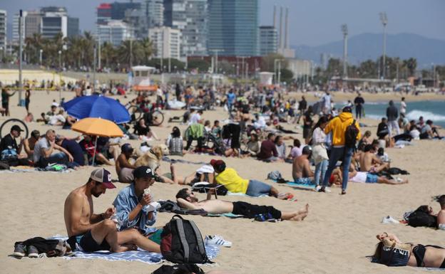 Barcelona prohibirá fumar en todas sus playas a partir de este julio