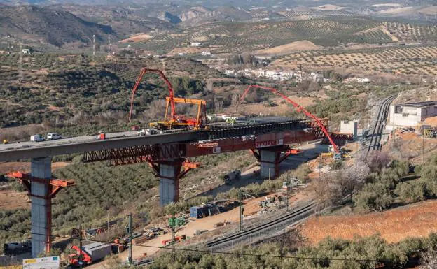 Trabajos de construcción del viaducto de una nueva autovía en Granada./alfredo aguilar