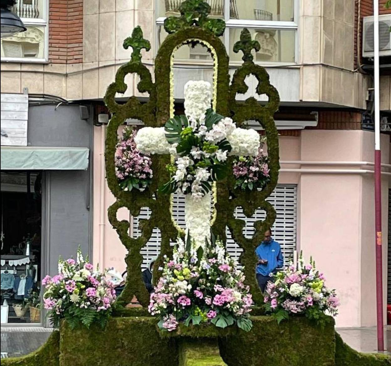 Cruces de Mayo en Valencia | Las Cruces de Mayo decoran las calles de  Valencia | Las Provincias