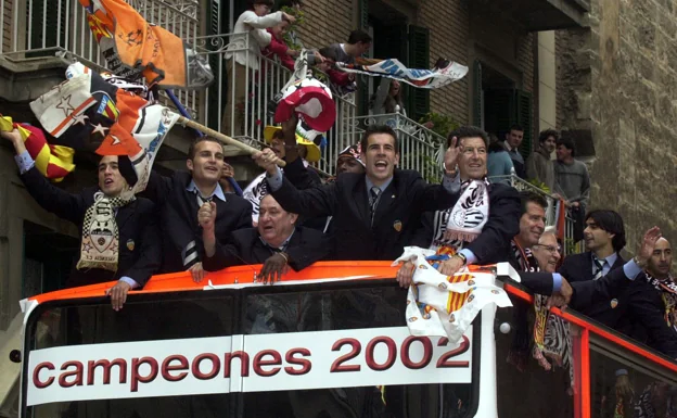 Jugadores del Valencia, celebrando el título de Liga de la temporada 2001/2002. /LP
