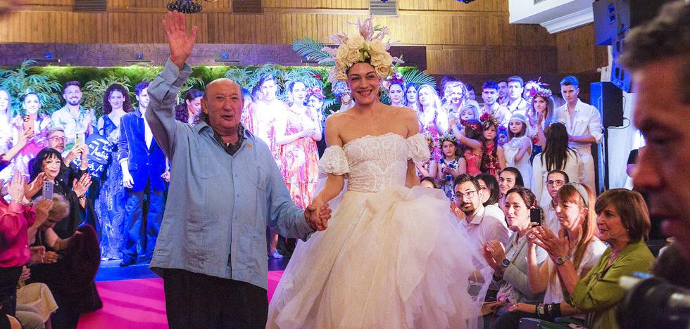 Francis Montesinos vuelve a brillar en un desfile por su 50 aniversario |  Las Provincias