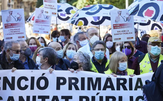 Pacientes y sanitarios protestan en defensa de los servicios básicos en Valencia.