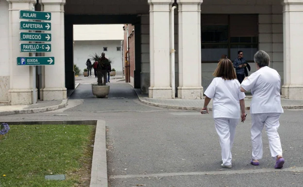 Personal sanitario en uno de los accesos al Hospital General de Valencia.