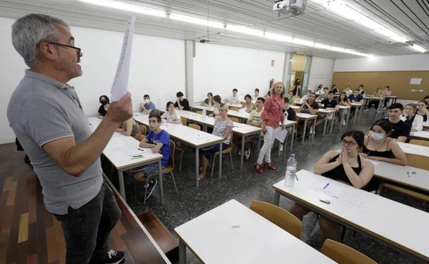 Alumnos de Selectividad a punto de empezar los exámenes en uno de los tribunales de la UPV. 