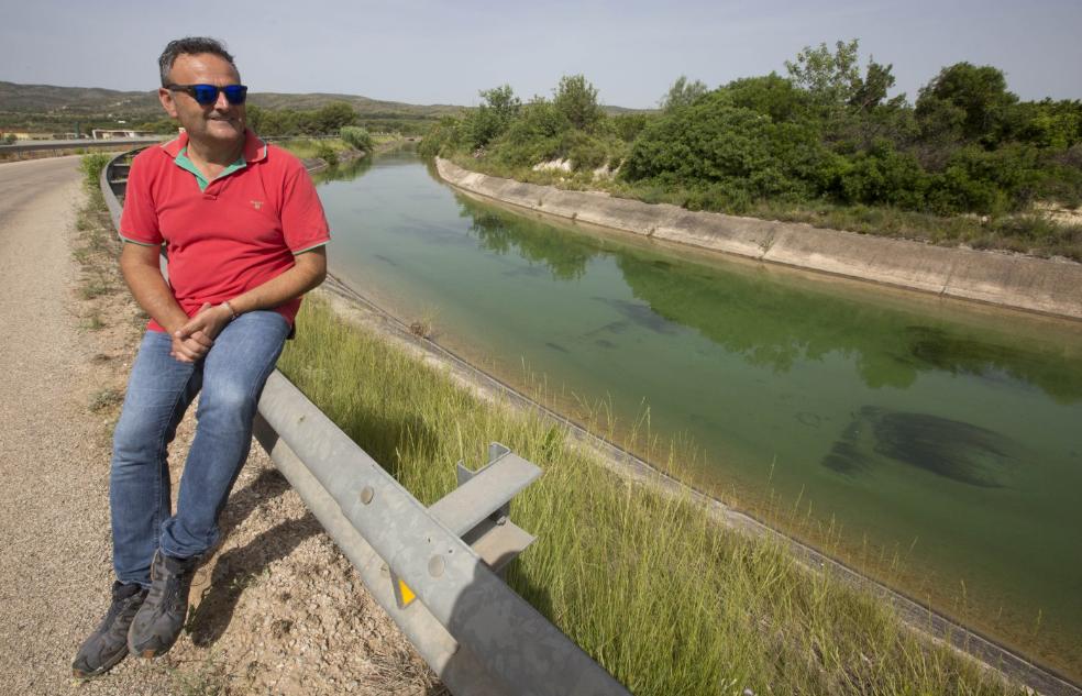 p Presidente.  Salvador Marín, junto a un canal de riego, en Tous.  Damián Torres/