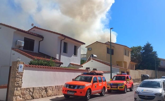 Un incendio forestal obliga a los vecinos de Riba-roja de Túria a evacuar