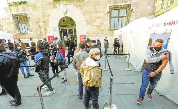 Decenas de personas en uno de los puntos de vacunación ambulatorios habilitados frente al Palau de la Generalitat.