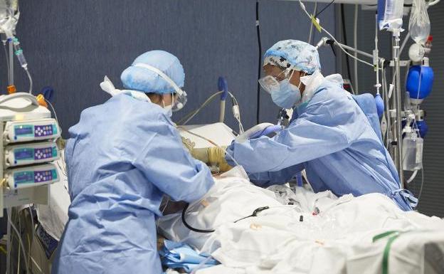 Dos sanitarios trabajan en el área Covid de la unidad de cuidados intensivos del hospital Arnau de Vilanova.