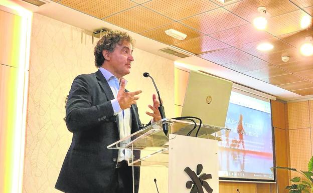 Colomer presentando el informe sobre la tasa turística en Benidorm. 