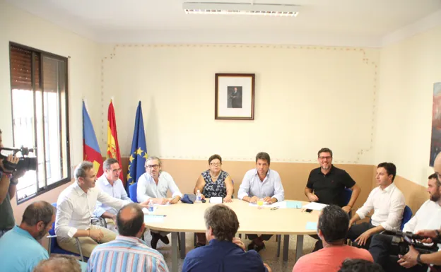 El alcalde de Vall d'Ebo, Mazón y varios diputados en la reunión de este martes.