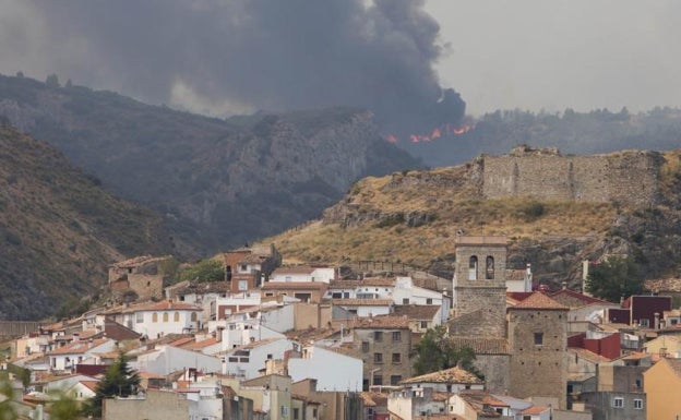 Panorama de Bejís y el incendio forestal al fondo. 