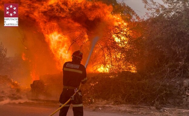 Un bombero del Consorcio de la Provincia de Castellón combatiendo el incendio de Bejís. 