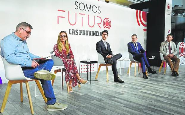 especialistas  El director del área clínica de anestesia y reanimación del Hospital La Fe, el especialista en cirugía plástica del Dr.  Peset, director científico del IVO y jefe de la unidad de glaucoma de La Fe.