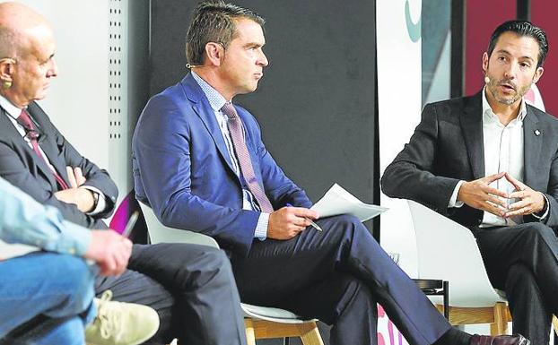 Sector privado.  Representantes de Vithas 9 de Octubre, Grupo Ribera y Hospital IMED en la reunión.