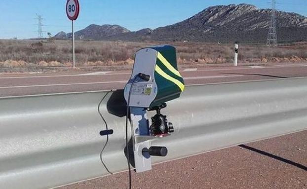 La DGT compra 70 radares láser portátiles que la Guardia Civil puede utilizar incluso en una moto