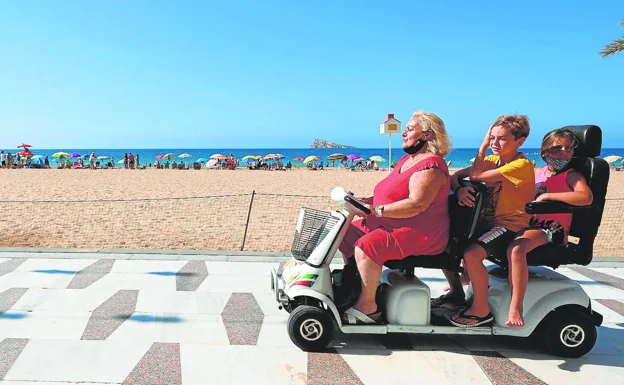 Visitantes en una playa valenciana.