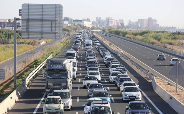 La DGT explica por qué se producen los atascos y cómo evitarlos