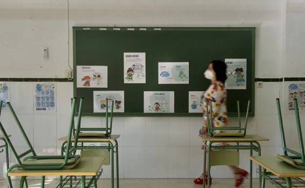 Una profesora prepara su clase para el inicio del curso, en un archivo de imagen. 