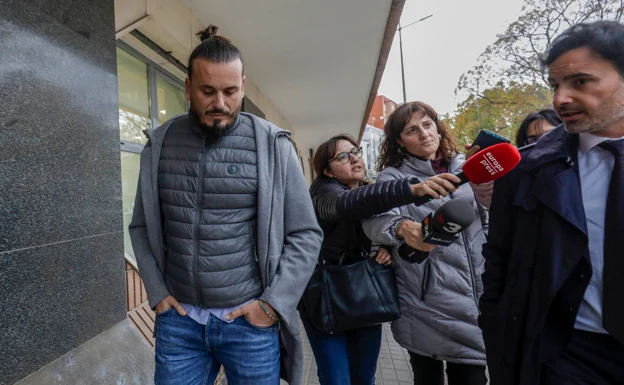 El director del festival, a la izquierda, con su abogado a la salida del juzgado. 