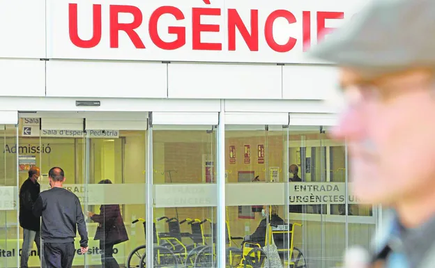 Acceso al servicio de urgencias del Hospital Clínico de Valencia este martes.