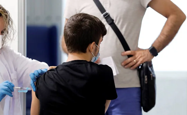 Un joven es vacunado en Valencia. 