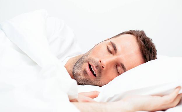 La somnoscopio es una prueba que se realiza en pacientes con ronquidos o apnea obstructiva del sueño para identificar el problema.