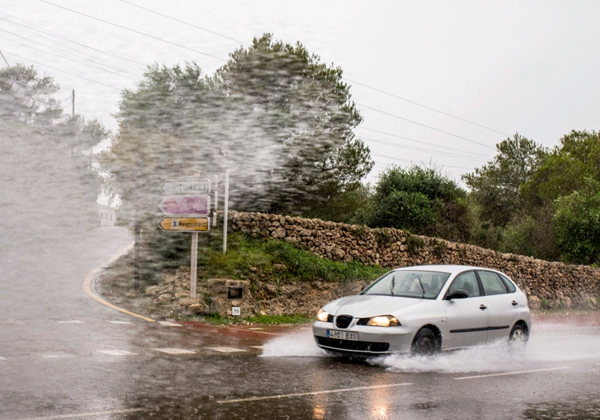 ¿Qué hacer si nos sorprende una fuerte lluvia o viento en la calle?
