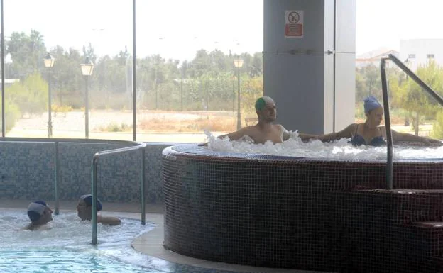 Dos personas disfrutan en un balneario/Alfonso Durán